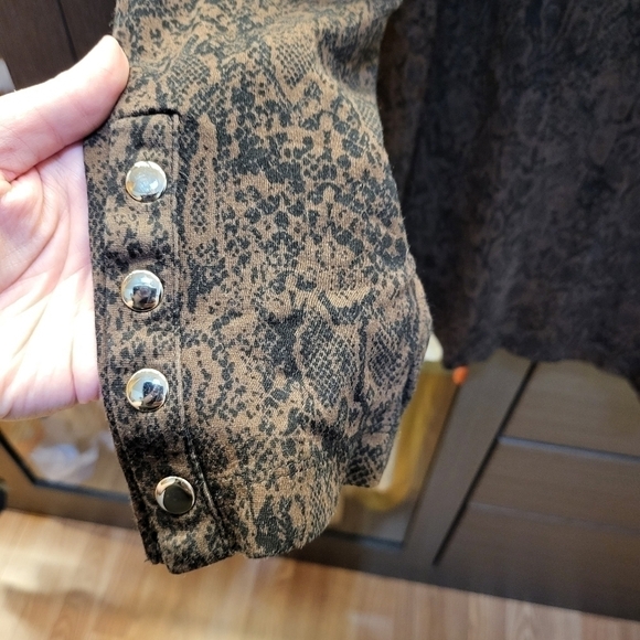 Chico's animal print top with button sleeves size 3 - Picture 2 of 4